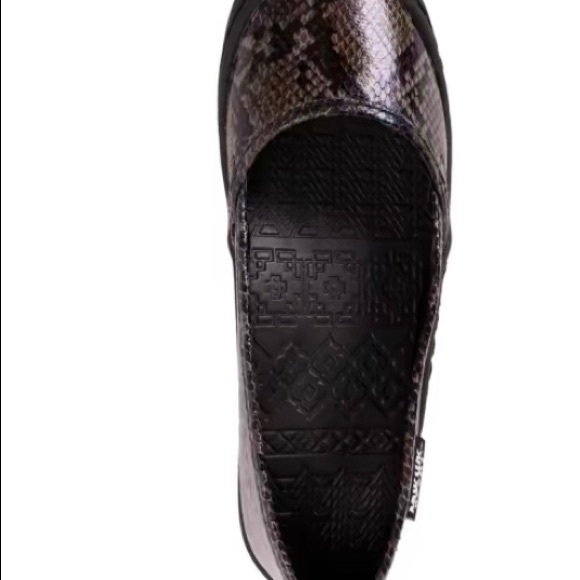MUK LUKS Women’s Brown Snake Shoes.         ‼️SOLD‼️ - Picture 3 of 4